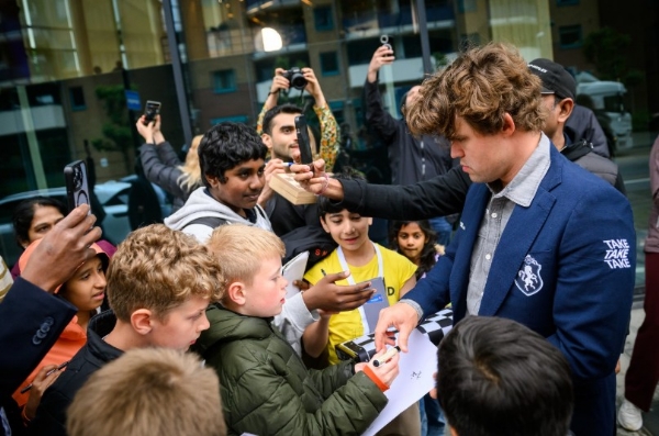 नॉर्वे शतरंज का खिताब जीतने के बाद ऑटोग्राफ देते मैग्नस कार्लसन नॉर्वे शतरंज का खिताब जीतने के बाद ऑटोग्राफ देते मैग्नस कार्लसन