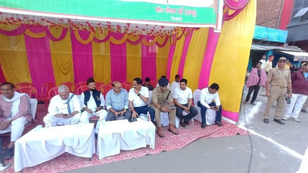 जिला प्रशासन के लोग मस्जिद के सामने बैठे हुए सिटी मजिस्ट्रेट,CRO,