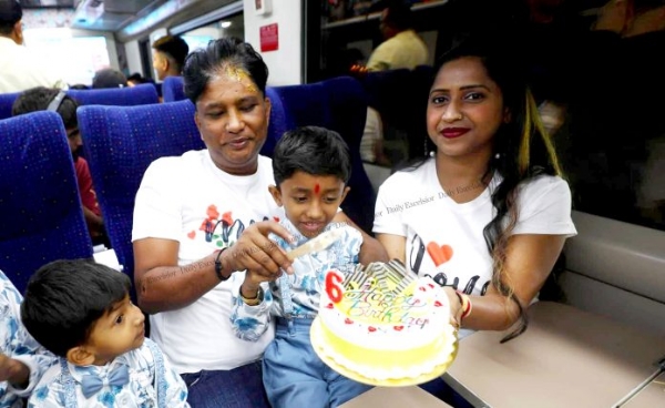 वाराणसी के एक परिवार ने दुनिया के सबसे ऊंचे चिनाब रेल पुल पर मनाया अपने छह वर्षीय बेटे का जन्मदिन