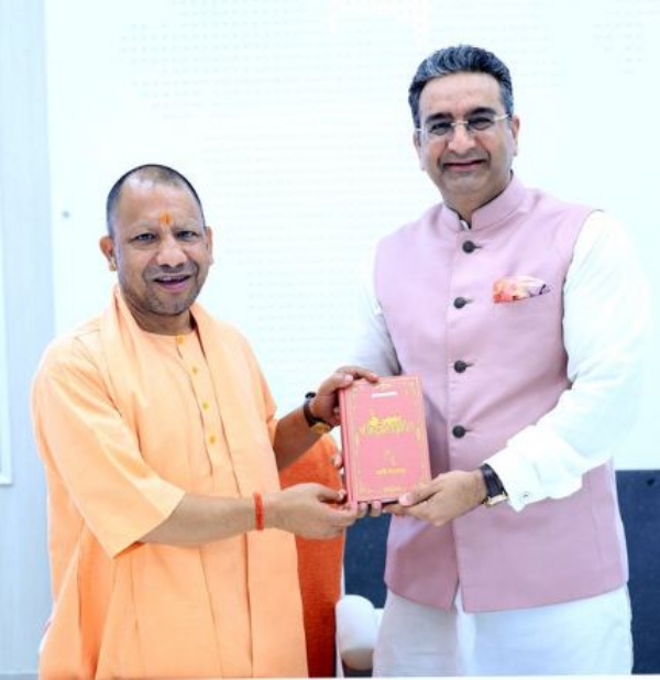योगी को पुस्तक भेंट करते गौरव भाटिया