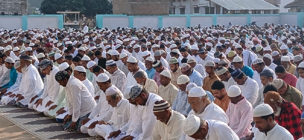 नमाज अदा करते लोग