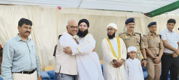नमाजियों को गले लगाकर बकरीद की बधाई देते जिलाधिकारी जितेंद्र प्रताप सिंह व अन्य