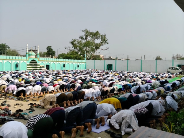 नमाज अता करते हुए मुस्लिम समाज के लोग।