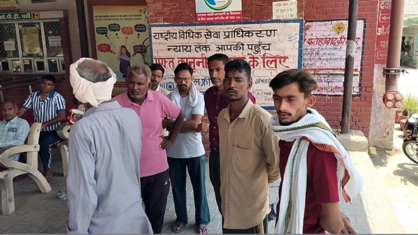 टोहाना के नागरिक अस्पताल में मौजूद मृतका के परिजन।