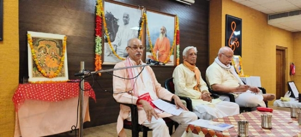 सम्बोधित करते वक्ता