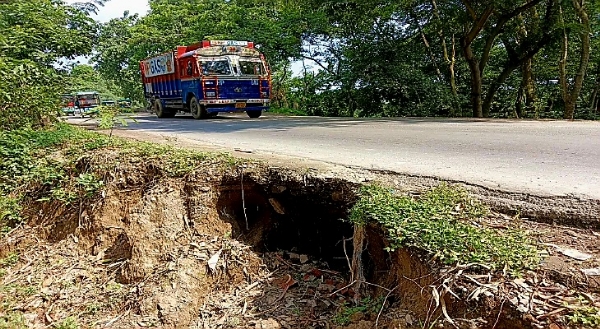 रायगंज में पुराने राष्ट्रीय राजमार्ग के पास धसान, हो सकती है बड़ी दुर्घटना