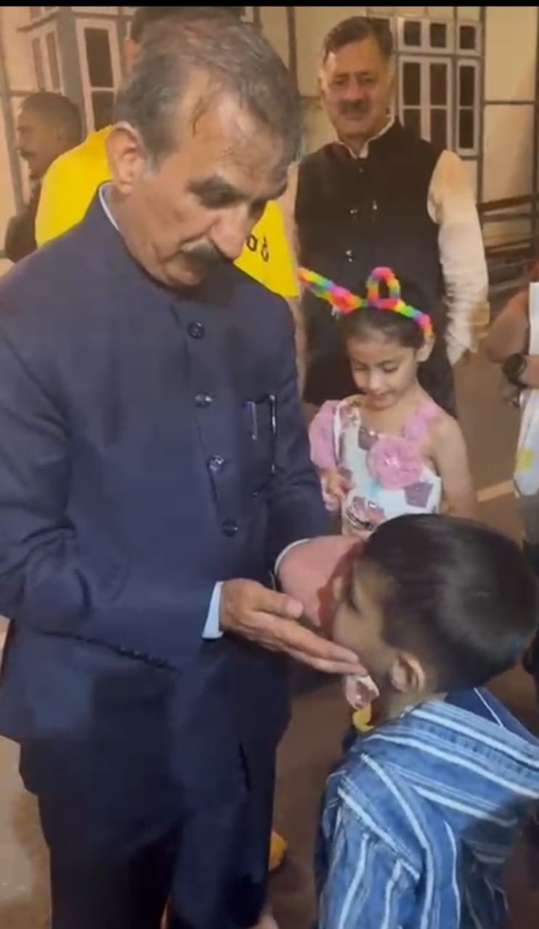 मुख्यमंत्री बिछड़े बच्चे संग
