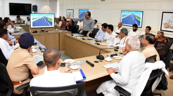 अधिकारियों को निर्देश देते कैबिनेट मंत्री रणबीर गंगवा अधिकारियों को निर्देश देते कैबिनेट मंत्री रणबीर गंगवा