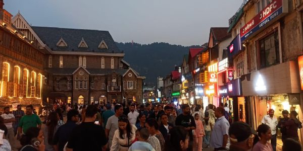 हिमाचल में सैलानियों की बहार, शिमला और मनाली में 80 फीसदी होटल पैक