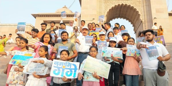 गंगा द्वार पर नमामि गंगे की उपलब्धियां बताकर कार्यकर्ताओं ने चलाया स्वच्छता अभियान