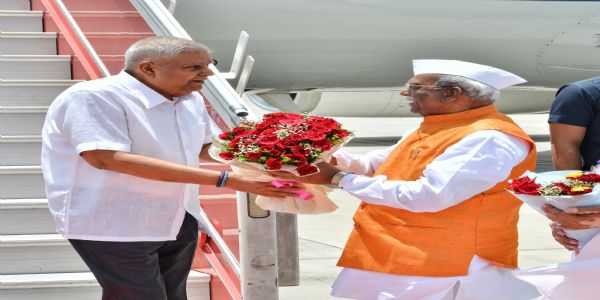 राज्यपाल बागडे ने की उपराष्ट्रपति की अगवानी