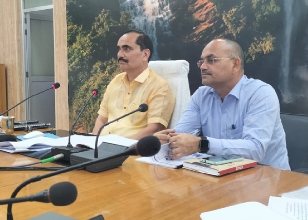 वर्चुअल मीटिंग में रणनीति बनाते विन्ध्याचल मण्डल के आयुक्त बालकृष्ण त्रिपाठी। वर्चुअल मीटिंग में रणनीति बनाते विन्ध्याचल मण्डल के आयुक्त बालकृष्ण त्रिपाठी।