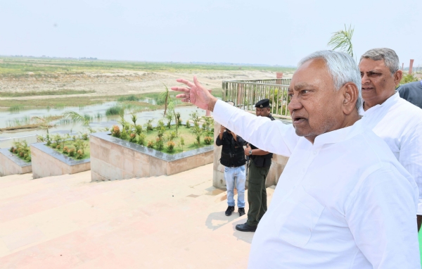 मुख्यमंत्री नितीश कुमार बख्तियारपुर में गंगा नदी की पुरानी धारा को घुसूरपुर घाट से डडौर घाट तक पुनर्जीवित करने हेतु चल रहे कार्यों का जायजा लेते मुख्यमंत्री नितीश कुमार बख्तियारपुर में गंगा नदी की पुरानी धारा को घुसूरपुर घाट से डडौर घाट तक पुनर्जीवित करने हेतु चल रहे कार्यों का जायजा लेते