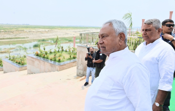 मुख्यमंत्री नितीश कुमार बख्तियारपुर में गंगा नदी की पुराणी धारा को घुसूरपुर घाट से डडौर घाट तक पुनर्जीवित करने हेतु चल रहे कार्यों का जायजा लेते मुख्यमंत्री नितीश कुमार बख्तियारपुर में गंगा नदी की पुराणी धारा को घुसूरपुर घाट से डडौर घाट तक पुनर्जीवित करने हेतु चल रहे कार्यों का जायजा लेते