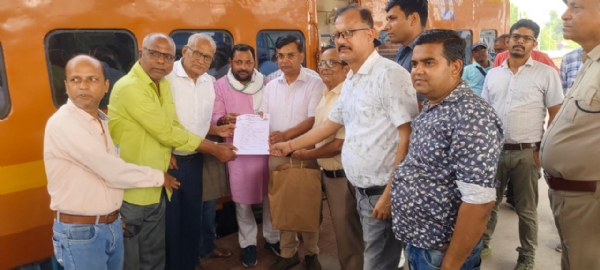 अररिया फोटो:कटिहार डीआरएम को ज्ञापन सौंपते संघर्ष समिति सदस्य अररिया फोटो:कटिहार डीआरएम को ज्ञापन सौंपते संघर्ष समिति सदस्य