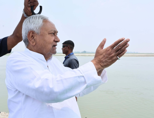 मुख्यमंत्री नितीश कुमार बख्तियारपुर में गंगा नदी की पुरानी धारा को घुसूरपुर घाट से डडौर घाट तक पुनर्जीवित करने हेतु चल रहे कार्यों का जायजा लेते मुख्यमंत्री नितीश कुमार बख्तियारपुर में गंगा नदी की पुरानी धारा को घुसूरपुर घाट से डडौर घाट तक पुनर्जीवित करने हेतु चल रहे कार्यों का जायजा लेते