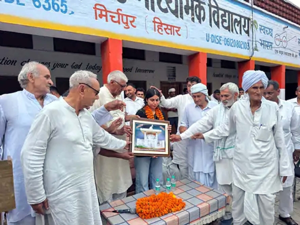 तन्नू को आशीर्वाद देते ग्रामीण व बुजुर्ग। तन्नू को आशीर्वाद देते ग्रामीण व बुजुर्ग।