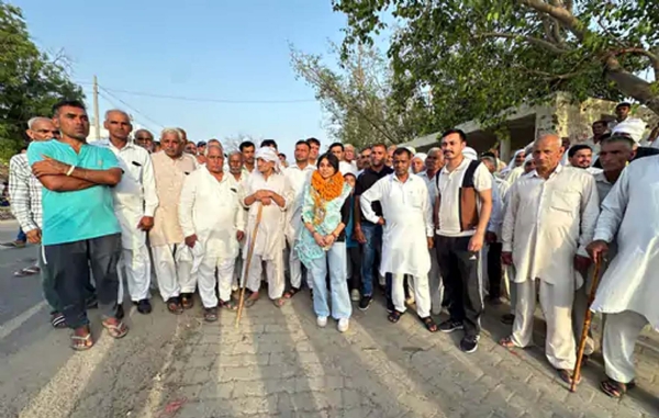 तन्नू का स्वागत करते ग्रामीण। तन्नू का स्वागत करते ग्रामीण।