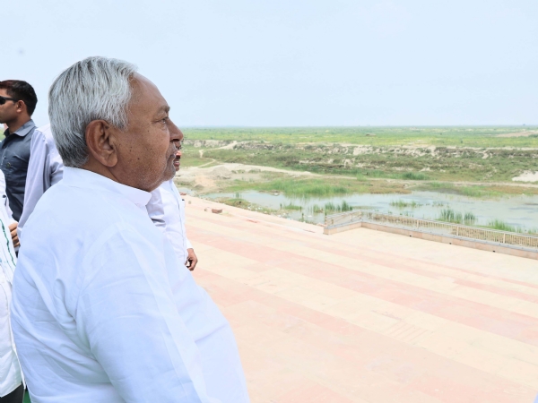 मुख्यमंत्री नितीश कुमार बख्तियारपुर में गंगा नदी की पुरानी धारा को घुसूरपुर घाट से डडौर घाट तक पुनर्जीवित करने हेतु चल रहे कार्यों का जायजा लेते मुख्यमंत्री नितीश कुमार बख्तियारपुर में गंगा नदी की पुरानी धारा को घुसूरपुर घाट से डडौर घाट तक पुनर्जीवित करने हेतु चल रहे कार्यों का जायजा लेते