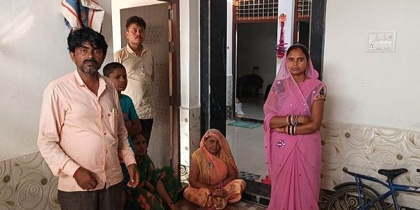 सूने घर से चोरों ने उड़ाए जेवर और दाे लाख कैश