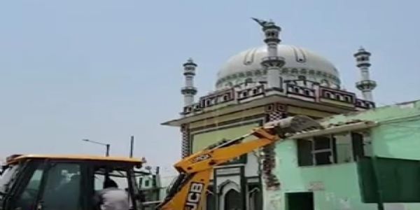 अतिक्रमण में आ रहे धार्मिक स्थलों को मुस्लिम समाज ने खुद शुरू किया तुड़वाना, बहजोई रोड पर बनी दरगाह पर चली जेसीबी