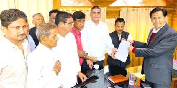 दमुवाढूंगा भूमि प्रकरण को लेकर विधायक ने आयुक्त को सौंपा ज्ञापन