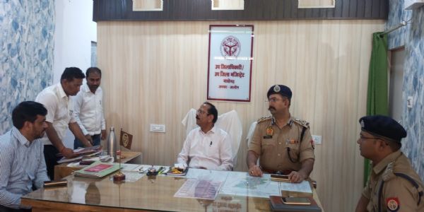 मंडलायुक्त व डीआईजी ने माधौगढ़ तहसील का किया औचक निरीक्षण, राजस्व कार्यों में पारदर्शिता सुनिश्चित करने के निर्देश