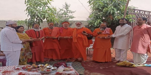पंच साधुओं ने रखी गुलजारीलाल धर्मशाला की नींव की ईंट