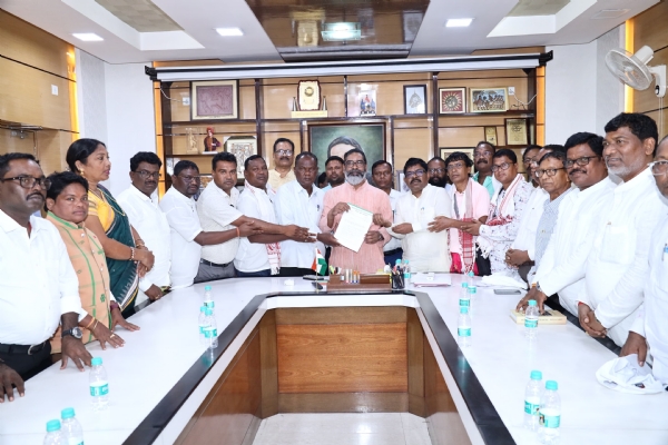 मुख्यमंत्री से मुलाकात करते प्रतिनिधि मंडल मुख्यमंत्री से मुलाकात करते प्रतिनिधि मंडल