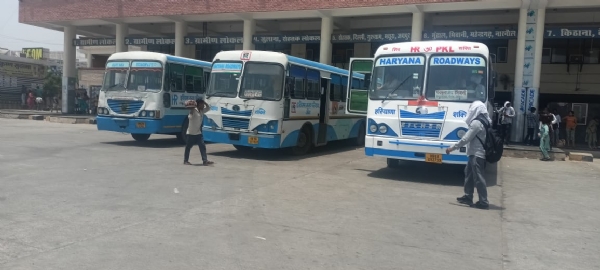 बूथ पर लगी बस। बूथ पर लगी बस।