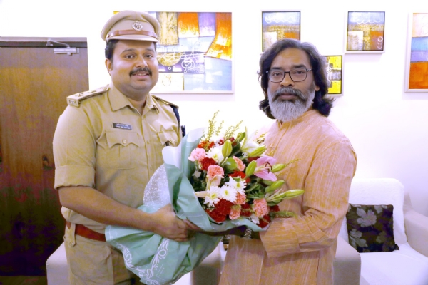 मुख्यमंत्री से मुलाकात की तस्वीर मुख्यमंत्री से मुलाकात की तस्वीर