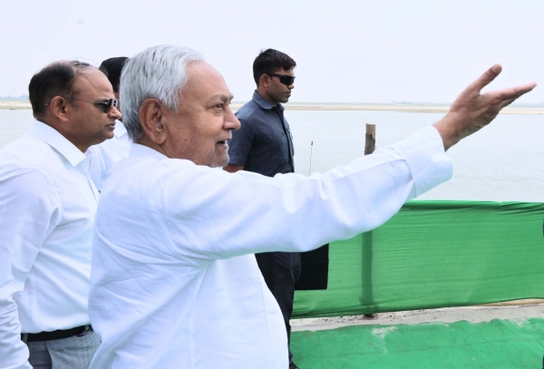 मुख्यमंत्री नितीश कुमार बख्तियारपुर में गंगा नदी की पुराणी धारा को घुसूरपुर घाट से डडौर घाट तक पुनर्जीवित करने हेतु चल रहे कार्यों का जायजा लेते मुख्यमंत्री नितीश कुमार बख्तियारपुर में गंगा नदी की पुराणी धारा को घुसूरपुर घाट से डडौर घाट तक पुनर्जीवित करने हेतु चल रहे कार्यों का जायजा लेते