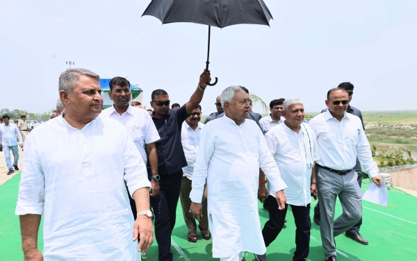 मुख्यमंत्री नितीश कुमार बख्तियारपुर में गंगा नदी की पुरानी धारा को घुसूरपुर घाट से डडौर घाट तक पुनर्जीवित करने हेतु चल रहे कार्यों का जायजा लेते मुख्यमंत्री नितीश कुमार बख्तियारपुर में गंगा नदी की पुरानी धारा को घुसूरपुर घाट से डडौर घाट तक पुनर्जीवित करने हेतु चल रहे कार्यों का जायजा लेते