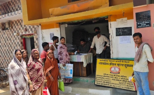 राशन दुकान में चावल खरीदते हुए राशनकार्डधारी। राशन दुकान में चावल खरीदते हुए राशनकार्डधारी।