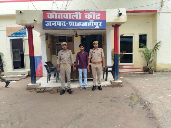 पुलिस की गिरफ्त में युवक