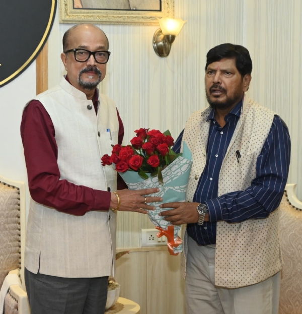 राज्यपाल रमेन डेका से राजभवन में केन्द्रीय सामाजिक न्याय और अधिकारिता राज्य मंत्री रामदास अठावले सौजन्य भेंट करते