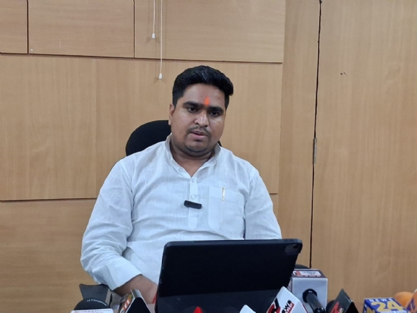 पत्रकारों से बात करते देवेश तिवारी