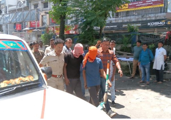 ज्वेलरी शॉप में लूट मामला में उत्तर प्रदेश से गिरफ्तार आरोपितों को लाती पुलिस 