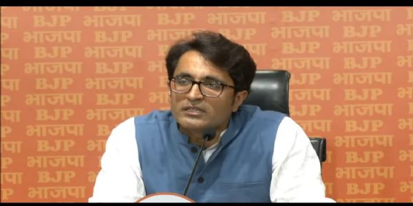प्रेसवार्ता करते हुए भाजपा प्रवक्ता प्रदीप भंडारी