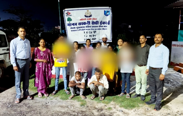मानव तस्कर रोधी टीम के साथ रेस्क्यू किये बच्चे व मानव तस्कर
