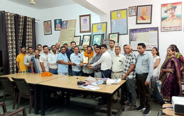 आम सभा में नवनियुक्त पदाधिकारियों का स्वागत करते साथी कर्मचारी।