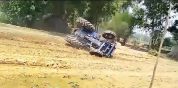 स्टंट कर रहा युवक