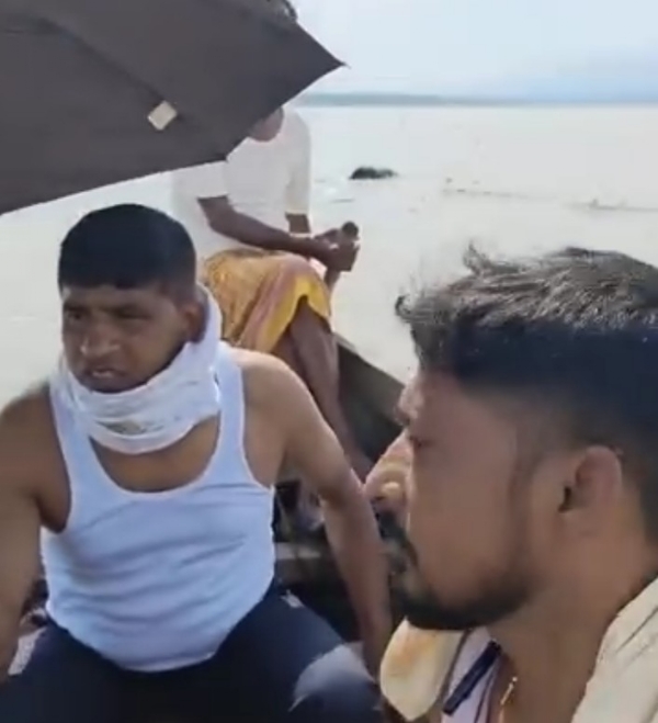नाव से शव को खींचते लोग
