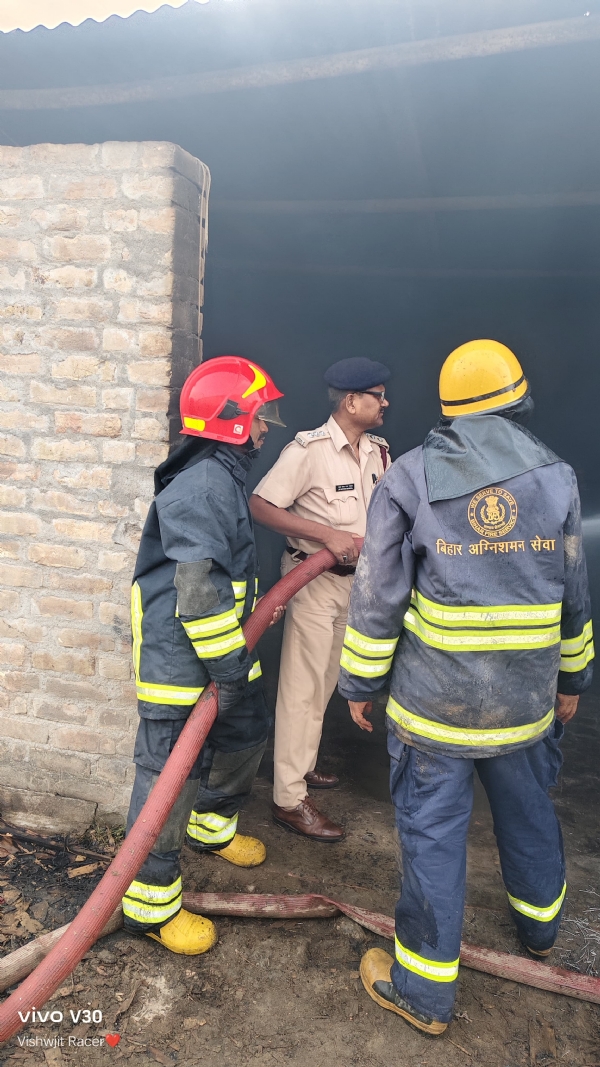 आग बुझाते अग्निशमन कर्मी