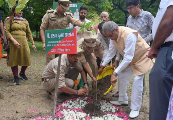 पौधारोपण करते वन मंत्री डा. अरूण कुमार सक्सेना