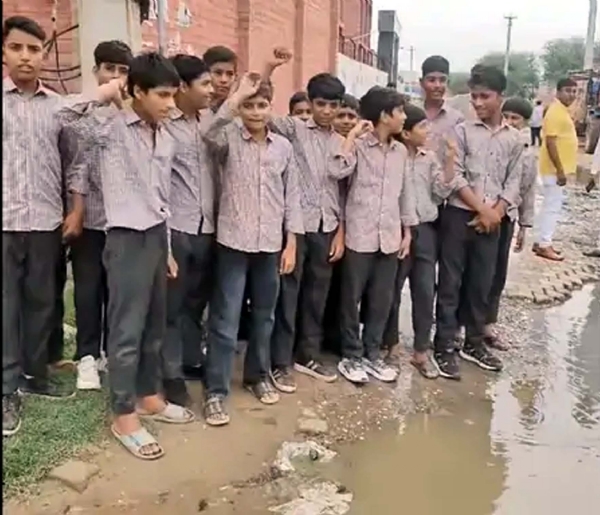स्कूल के बाहर नारेबाजी करते छात्र।