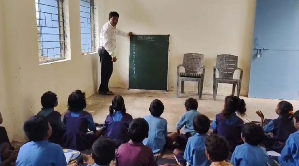 स्कूल में बच्चाें काे पढ़ाते शिक्षक
