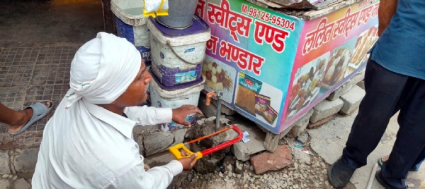 फतेहाबाद। अशोक नगर में पानी के कनैक्शन काटती विभाग की टीम।