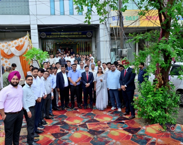 पानीपत सीए शाखा में पौधा रोपण करते मुख्य अतिथि विवेक चौधरी