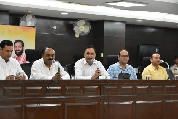 आयुष्मान लाभार्थियों की जाकारी देते जिला उपायुक्त वीरेंद्र कुमार दहिया
